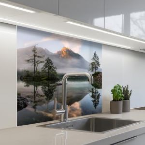 KitchenYeah© Credence Cuisine Adhesive 80x80 cm Protege Mur Revetement Mural Adhesif Parement Interieur À Coller Plaque Plastique Rigide Eau - Paysage - Montagne - Arbres (KitchenYeah, neuf)