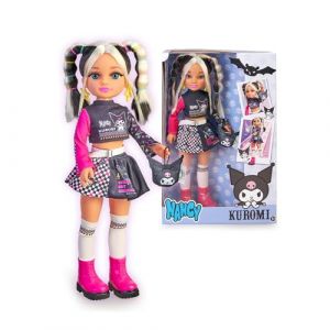 Nancy Fashion Kuromi - Poupée au Look Rebelle avec Cheveux Bicolores, t-Shirt à Carreaux, Mini-Jupe et Bottes Roses à Tige Haute, Sac Assorti Inclus, +3 Ans, Famosa (NACA8000) (Juguetilandia, neuf)