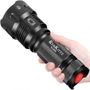 REHKITTZ Torche Lampe de Poche LED, 3300 Lumens Lampe Torche Super Grande Lampe de Torche Militaire Tactique Ultra Puissante Ajustable Zoomable Torche, pour les Activités Extérieurs ou Bricolage (4US, neuf)