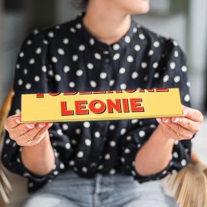 Toblerone personnalis&eacute;e avec le nom &ndash; No&euml;l &ndash; Cadeau anniversaire homme & femme, personnalisez la barre Toblerone avec le nom de votre choix, chocolat au lait avec nougat miel-amandes (360 g) (YourSurprise, neuf)