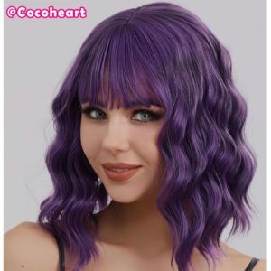 Perruque courte ondulée pourpre avec bangs - Perruque bob synthétique douce de longueur au niveau des épaules for femmes, perruque de costume naturellement bouclée for Halloween, Cosplay et utilisatio (COCO HEART, neuf)