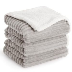 Aisbo Couverture Polaire Sherpa 220x240cm Beige, Couverture en Flanelle &eacute;paisse Couche et Confortable, Plaid Canape Fourrure Jet&eacute; de Canap&eacute; et aux Lits Chaude et Douce pour l'hiver &Eacute;pais (Aisbo EU, neuf)