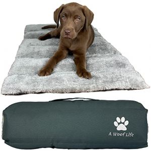 A Woof Life │ Lit de Voyage pour Chiot │ Tapis Enroulable pour intérieur et extérieur avec Base résistante à l'eau et Couverture Souple │ Idéal pour Le Jardin, Le Camping, Le Coffre de Voiture (A Woof Life LTD, neuf)