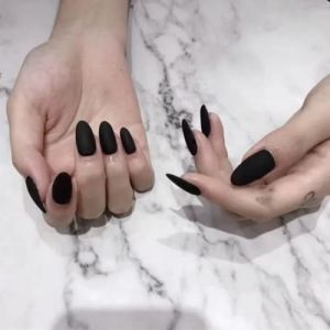 Ztcily Faux ongles No&euml;l Court Noir Mat, Faux ongles Amande Court Noir avec Colle Pour Femme Fille, Accessoire ou Id&eacute;e Cadeau No&euml;l Nouvel An Saint Valentin Mariage (Ztcily, neuf)