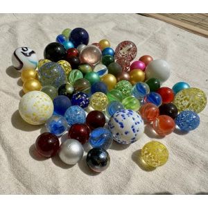FAIRY TAIL & GLITZER FEE Lot de 60 billes en verre - 50 x 16 mm + 10 x 25 mm - M&eacute;lange de boules en verre color&eacute;es pour jeu de billes, d&eacute;coration, bricolage, piste &agrave; billes, d&eacute;coration de plantes, kit (Fast Tiger, neuf)