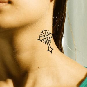 Faux Tatouage CROIX - Temporalis® | Tatouage Ephemere Femme et Homme – Cosmétique Certifié UE, Encre Vegan & Waterproof – Dure 1 à 2 semaines [ Tattoo Croix gothique chrétienne ] (Euro Crafted, neuf)