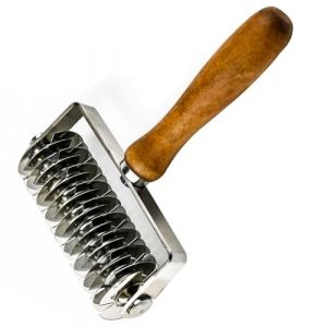 Coupe Rouleau &agrave; P&acirc;tisserie Treillis P&acirc;te, Outil Cuisson Gain Temps Domestique, Pince &agrave; P&acirc;tisserie Feuillet&eacute;e Acier Inoxydable avec Manche Bois pour Biscuits/Pain/Tarte Cro&ucirc;te P&acirc;tisserie/G&acirc;teau/Pizza (Runqin, neuf)