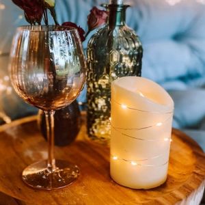 hellum 525120 Bougie LED en cire avec guirlande lumineuse, &Oslash; 10 cm x 15 cm de haut, bougies LED avec flamme vacillante, bougies avec piles (3 x AAA non incluses), &eacute;clairage de No&euml;l, d&eacute;coration (Hellum Direkt, neuf)