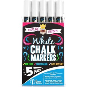 Chalky Crown - Stylo Craie, Craie pour Tableau Noir, Feutre Craie - Marqueurs à Craie Blancs (Lot de 5) - Pour Tableaux Noirs, Enseignes, Fenêtres, Vitres - Mine Variable 6 mm + 24 Étiquettes Noires (Viking - Revolution, neuf)