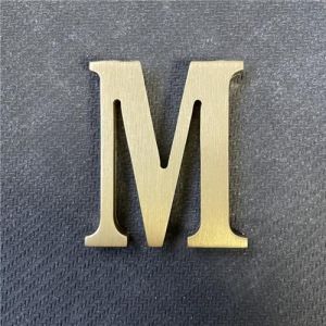Autocollant en laiton massif de 6,6 cm - Lettres de l'alphabet en m&eacute;tal - Lettres et chiffres autocollants muraux - Signalisation d'adresse de maison, num&eacute;ros de porte, lettres de l'alphabet (lettre (Warm Home Company, neuf)