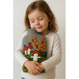 Housse de bouillotte 100 % feutre de laine avec motif forêt – Fabriquée à la main au Népal, commerce équitable, pour bouillottes de 2 litres, housse adaptée aux enfants pour les jours froids, idée (Beckedorfer Schacht, neuf)