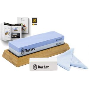 Pierre &agrave; Aiguiser Premium Bacher. Pierre &agrave; Affuter &agrave; Double Face, Grains 1000/3000 &ndash; Aiguiseur pour Couteaux avec Support en Bambou, Pierre Aplatissante et Guide &eacute;lectronique D&eacute;taill&eacute; (Protector Tech, neuf)