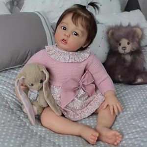 DOYSDJH 55cm Poup&eacute;e R&eacute;aliste en Tenue Rose avec N&oelig;Ud, 22 Pouces Bebe Reborn Fille Realiste Vinyle en Silicone Souple Jouet De Collection avec Accessoires en Peluche Jouets pour Enfants (JHdolls, neuf)