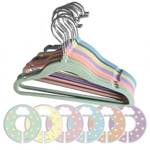 Cintres en velours pour b&eacute;b&eacute;s, gar&ccedil;ons, nouveau-n&eacute;s. Lot de 50 cintres antid&eacute;rapants en plastique recycl&eacute;. S&eacute;parateurs de v&ecirc;tements pour armoire Multicolore : rose, bleu, vert, violet (LittleTindra, neuf)
