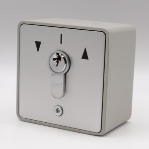 GEBA MS APZ 1-2T - Contacteur &agrave; cl&eacute;s applique universel - 2 fonctions impulsions - R&eacute;f : 107.1301.10-3 cl&eacute;s - 2 sorties NO impulsionnelles - Barillet europ&eacute;en + 1 Goodies DOMOBIP (DOMOCONCEPT, neuf)