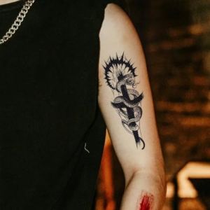 Avertissement | Patch de tatouage &agrave; base de plantes, motif serpent enroul&eacute; autour d'une croix, imperm&eacute;able, dur&eacute;e 2 semaines, semi-permanent, faux tatouages(1pcs) (CHJWEIHHERT, neuf)