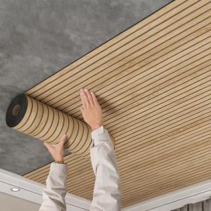 Minglez Dalle de Plafond Panneaux Muraux D&eacute;coratifs Imitation Bois 3D, Papier Peint Adh&eacute;sif en Mousse &Eacute;paisse pour Cuisine/Salon, Dalles de Plafond en Rouleau pour Faux Plafond(0.6x12m/2x39ft) (Smile R, neuf)