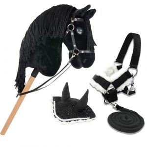 Hobby Horse Frison Noir A3, Cheval bâton Complet avec Filet, Mors, rêne, Licol et Bonnet Anti-Insectes. Tête de Cheval bâton pour Hobby Horsing Enfants et Adolescents (Hobby Horse Land, neuf)