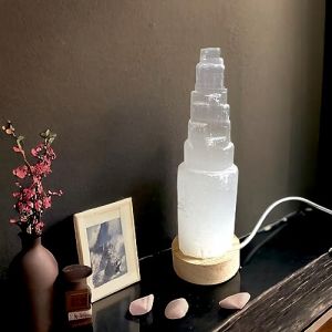 4All Lampe LED USB en cristal de sélénite faite à la main - Énergie spirituelle et guérison - Décoration d'intérieur - Base en bois minéral - 15 cm (Vertex 96, neuf)