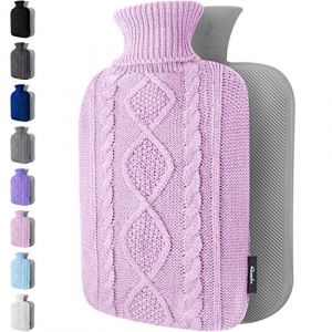 Bouillotte Eau Chaude - Housse Premium en Tricot Doux - Grande Capacité 1,8 L - Bouillotte avec House Tricotée pour Soulagement de la Douleur, Dos, Cou et Épaules & Nuits Chaudes Cosy - Lila (Qomfor, neuf)