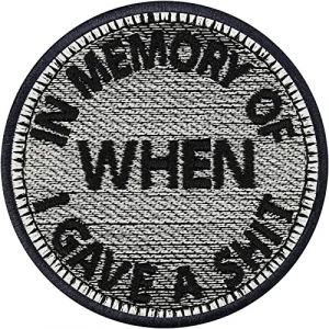 Écusson Thermocollant amusant "In memory of when I gave a shit" | Patch amusant à coudre/à repasser | Applique en tissu pour jeans | Patch en tissu pour tous les tissus | 70x70mm (EXPRESS-STICKEREI, neuf)