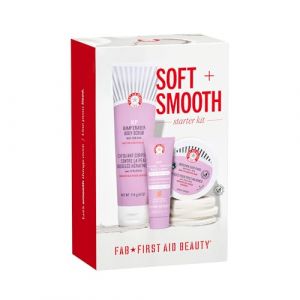 First Aid Beauty &ndash; Coffret D&eacute;couverte Peau Douce : Gommage Corps KP 10 % AHA (114 g), Lotion Corps Lissante 10 % AHA P&ecirc;che (189,9 g) et Disques Anti-Poils Incarn&eacute;s BHA + AHA (28 pcs) (First Aid Beauty UK, neuf)