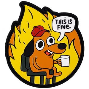 C'est Bien Chien, This Is Fine Dog 9x8cm Cr&eacute;atif Morale Patch Fun PVC Funny Patch V&ecirc;tements &Eacute;cussons Brod&eacute;s pour Chien avec Support Adh&eacute;sif Magique pour Sacs &agrave; Dos Vestes Jeans Gilets (iHision, neuf)