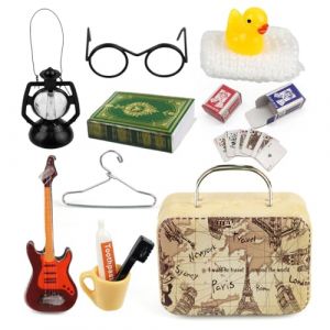Lot de 13 Accessoires de Lutin Miniature，D&eacute;coration de Maison de Poup&eacute;es Miniature，Accessoires de Voyage pour Lutin，Accessoires de Valise Miniature，Contient Une Livres, des Lunettes, Une Guitare (F-NUOCHUANG, neuf)