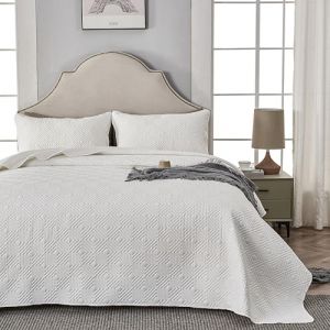 Qucover Couvre Lit Blanc 180x220cm, Dessus de Lit et Couvre Lits 1 Personne en 100% Microfibre, Couvre Lit Ultrasonique 3D avec 2 Taies d'oreiller 50x75cm Super Léger en Simple Motif Géométrique (CAIXIAO, neuf)