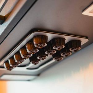 PODY&reg; &bull; Support, Rangement pour capsules, dosettes de Caf&eacute; &bull; Adh&eacute;sif &bull; Compatible Dolce Gusto &bull; Aluminium composite argent&eacute; (PODY COFFEE, neuf)