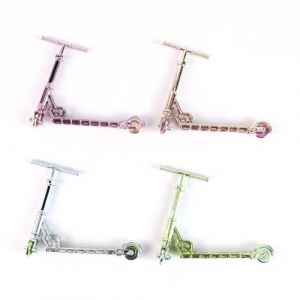 4 Pièces Skateboard Enfant Mini Finger Scooter Set, Finger Skate Mini Skate Doigt, Pochette Surprise Enfant, Jouets Éducatifs et Amusants pour Enfants, pour Entraînement et Divertissement (xupeipeiouzhoudianpu, neuf)