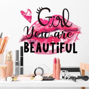 WandSticker4U&reg;- Stickers muraux fille GIRL YOU ARE BEAUTIFUL (28x37 cm) I Autocollant mural citation beaut&eacute; c&oelig;ur l&egrave;vres amour adolescent femme I D&eacute;co murale chambre ado fille coiffeuse COOL (WandSticker4U&reg;, neuf)