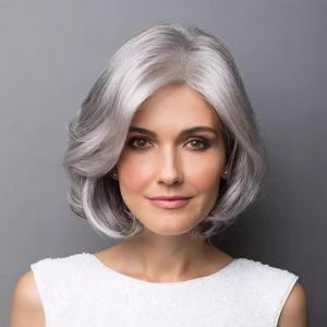 Perruque courte Bob gris argent&eacute; avec raie au milieu for femme, perruque en fibre synth&eacute;tique, casque complet, perruque synth&eacute;tique r&eacute;sistante &agrave; la chaleur, for une utilisation au travail cosplay. (TYSLYDZSW, neuf)