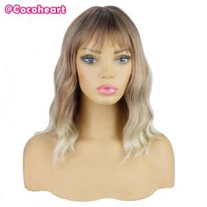 Perruque courte ondulée pourpre avec bangs - Perruque bob synthétique douce de longueur au niveau des épaules for femmes, perruque de costume naturellement bouclée for Halloween, Cosplay et utilisatio (COCO HEART, neuf)