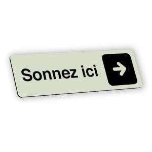 Plaque signal&eacute;tique grav&eacute;e autocollante Sonnez ici fl&egrave;che droite - beige - format 12x3,7 cm (my-goodprice, neuf)