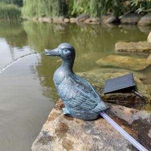 Gargouille solaire avec pompe - Figurine de bassin avec pompe solaire et jeu d'eau - Décoration de jardin en polyrésine aspect bronze - Fontaine solaire pour étang de jardin et cours d'eau (canard (Arnusa-Shop, neuf)