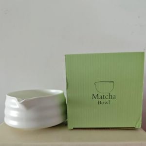 YlobdolY Bol à matcha en céramique avec bec verseur, bol traditionnel fait à la main en porcelaine émaillée solide japonaise à rayures avec coffret cadeau pour fouetter le matcha (blanc mat) (YiHangFuShi, neuf)