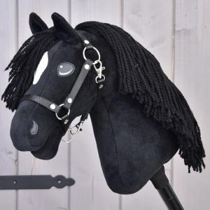 LarDen Hobby Horse Cloony | Cheval Bâton avec Licol Noir - Grandeur M | Tête de Cheval à Bâton à Chevaucher | Fait à la Main avec Accessoire | pour Petits et Grands Enfants | Hobby Horse Réaliste (LarDen, neuf)