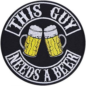 Écusson Thermocollant "This guy needs a beer" - Patch brodé avec une Citation sur la Bière - Cadeau pour les Amateurs de Bière - 90x90mm (EXPRESS-STICKEREI, neuf)