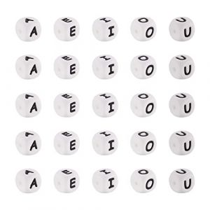 FASHEWELRY Lot de 50 perles cubiques en silicone avec lettre A E I O U U Blanc 12 x 12 mm Trou de 2 mm (Biyun Jewelry EU, neuf)
