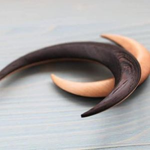 LUCKDANO Fourchette &agrave; Cheveux en Forme de Croissant de Lune Sculpt&eacute;e &agrave; la Main &ndash; &Eacute;pingle &agrave; Cheveux en Bois Respectueuse de l'environnement pour Longs &ndash; Outil de Coiffure Unique pour Moyens &agrave; &eacute;pais (Ladrim, neuf)