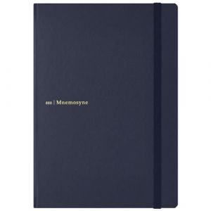 Maruman MNEMOSYNE Carnet de notes 21,6 x 15,2 cm (A5), grille &agrave; points de 5 mm, couverture rigide avec bande &eacute;lastique, marque-pages et poche int&eacute;rieure, 90 g/m&sup2;, 120 feuilles/240 pages, bleu marine, (magasin de papeterie, neuf)
