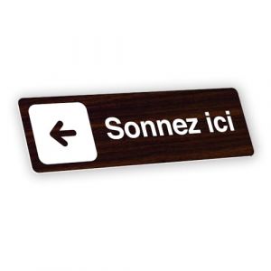 Plaque signal&eacute;tique grav&eacute;e autocollante Sonnez ici fl&egrave;che gauche - aspect bois - format 12x3,7 cm (my-goodprice, neuf)
