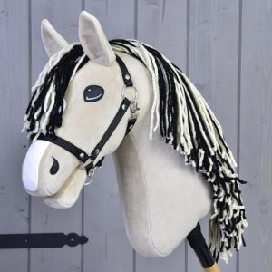 LarDen Hobby Horse Aurora | Cheval Bâton avec Licol Noir - Grandeur S | Tête de Cheval à Bâton à Chevaucher | Fait à la Main avec Accessoire | pour Petits et Grands Enfants | Hobby Horse Réaliste (LarDen, neuf)