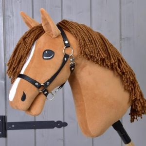 LarDen Hobby Horse Wendy | Cheval Bâton avec Licol Noir - Grandeur S | Tête de Cheval à Bâton à Chevaucher | Fait à la Main avec Accessoire | pour Petits et Grands Enfants | Hobby Horse Réaliste (LarDen, neuf)
