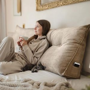 Björn&Schiller Coussin de Dossier, Coussin de Lecture pour lit et canapé, Coussin Triangulaire, Coussin Lombaire pour Le lit, Gros Coussin de tête de lit, avec Housse Lavable (Beige, 200 cm) (West&East GmbH, neuf)