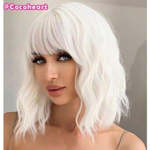 Perruque courte ondulée pourpre avec bangs - Perruque bob synthétique douce de longueur au niveau des épaules for femmes, perruque de costume naturellement bouclée for Halloween, Cosplay et utilisatio (COCO HEART, neuf)