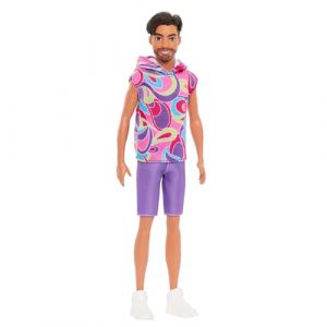 Barbie&reg; Fashionistas Poup&eacute;e Ken n&deg; 227 avec tenue inspir&eacute;e du look Ultra Chevelure, cheveux bruns, barbe courte et corps svelte, poup&eacute;e 65e anniversaire &agrave; collectionner, HRH26 (docsmagic, neuf)