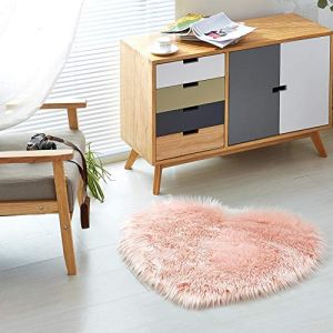 Teppich Wölkchen Tapis en Fausse Fourrure d'agneau et Peau de Mouton - Carpette Moelleuse pour Chambre à Coucher, Salon, Crèche - Jet de Divan de Décoration Chaise - Rose - 80x75cm - Cœur (ADAMOA GmbH, neuf)