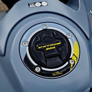 Resin Bike Autocollant Moto compatibles avec Suzuki V-Strom 800 DE 2023. Protection de Bouchon de Réservoir de Moto Contre Les Chocs et Les Éraflures. Autocollants 3D en Résine Mat Mechanical Gray (ResinBike, neuf)